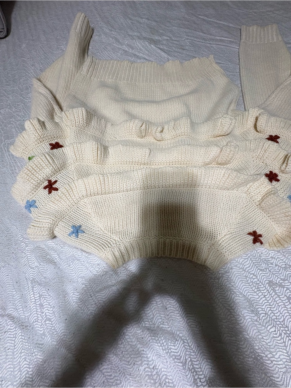 FREE THE ROSES Sweater Size Small - Picture 6 of 11